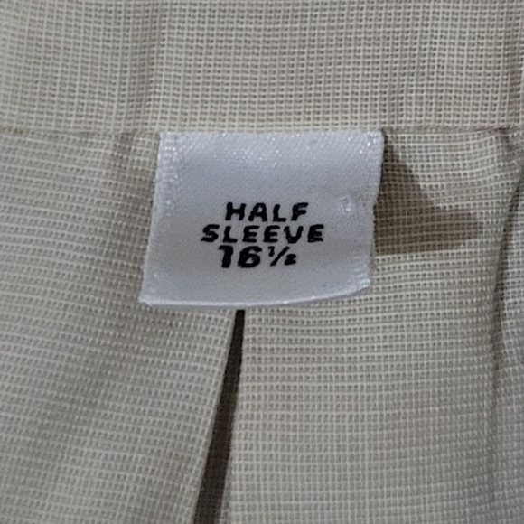 VAN HEUSEN BIEGE COTTON BUTTON UP SHORT SLEEVE SHIRT SIZE: MEDIUM - Picture 4 of 6